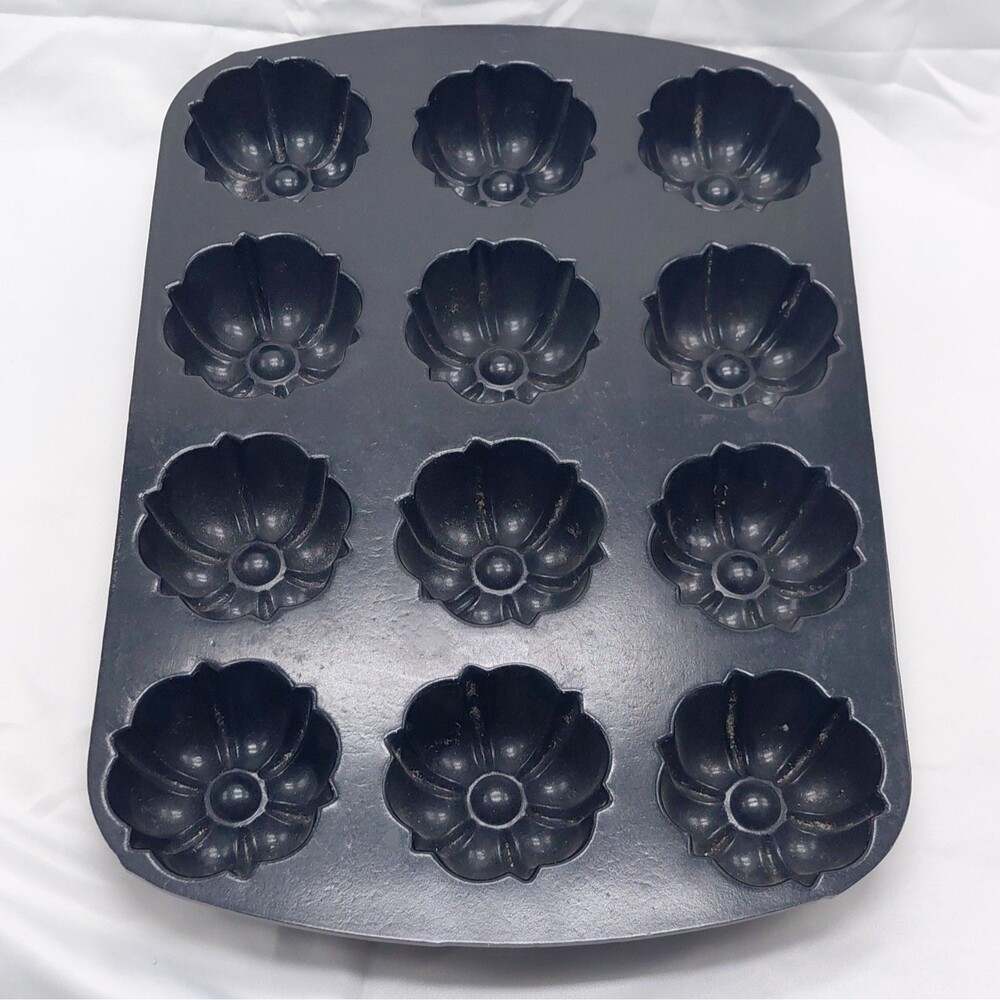 Nordic Ware Bundt Fluted Muffin Pan 12-Cavity Nonstick Aluminum 14x10 Gray